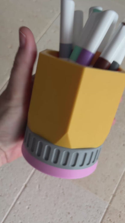 Pot à crayons en forme de crayon